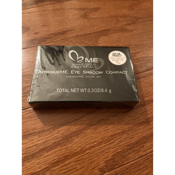 ME Makeover Essentials IntrigueME  Eye Shadow Compact EnchantME Color Set - Picture 2 of 4